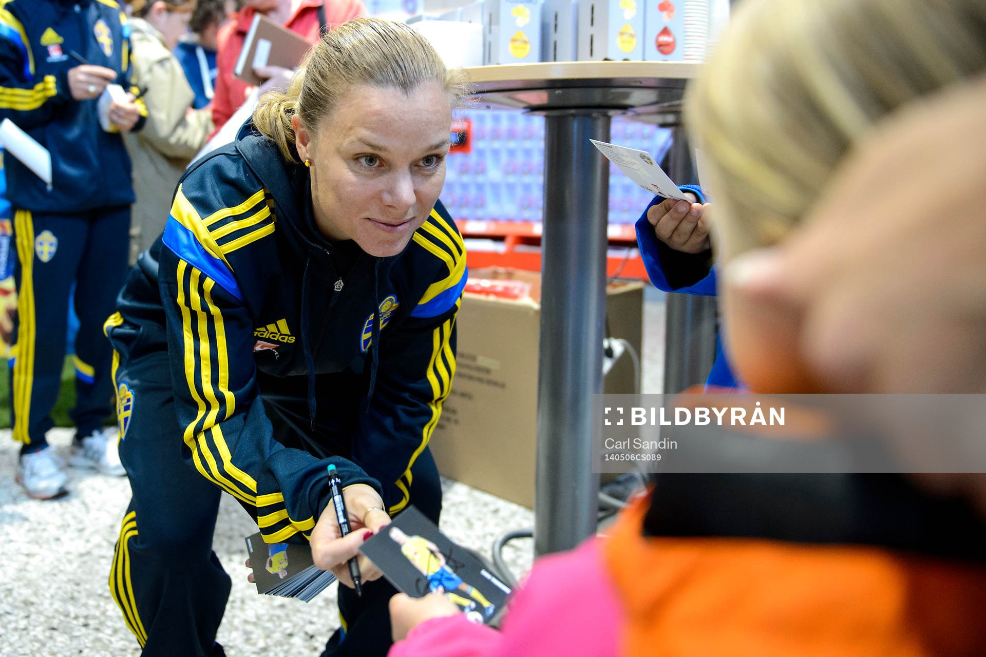 Sveriges Sara Thunebro skriver autografer på ICA Maxi