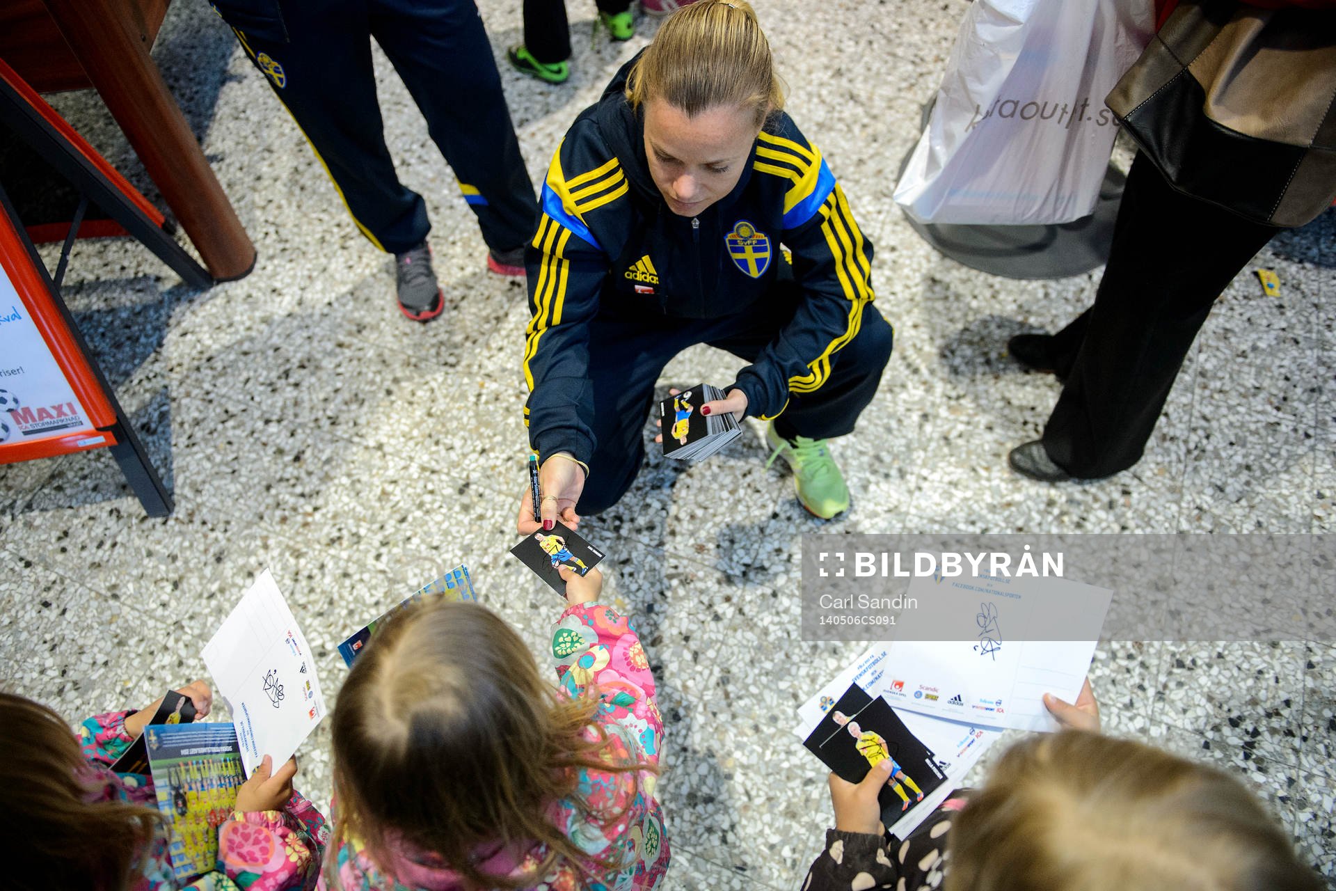 Sveriges Sara Thunebro skriver autografer på ICA Maxi