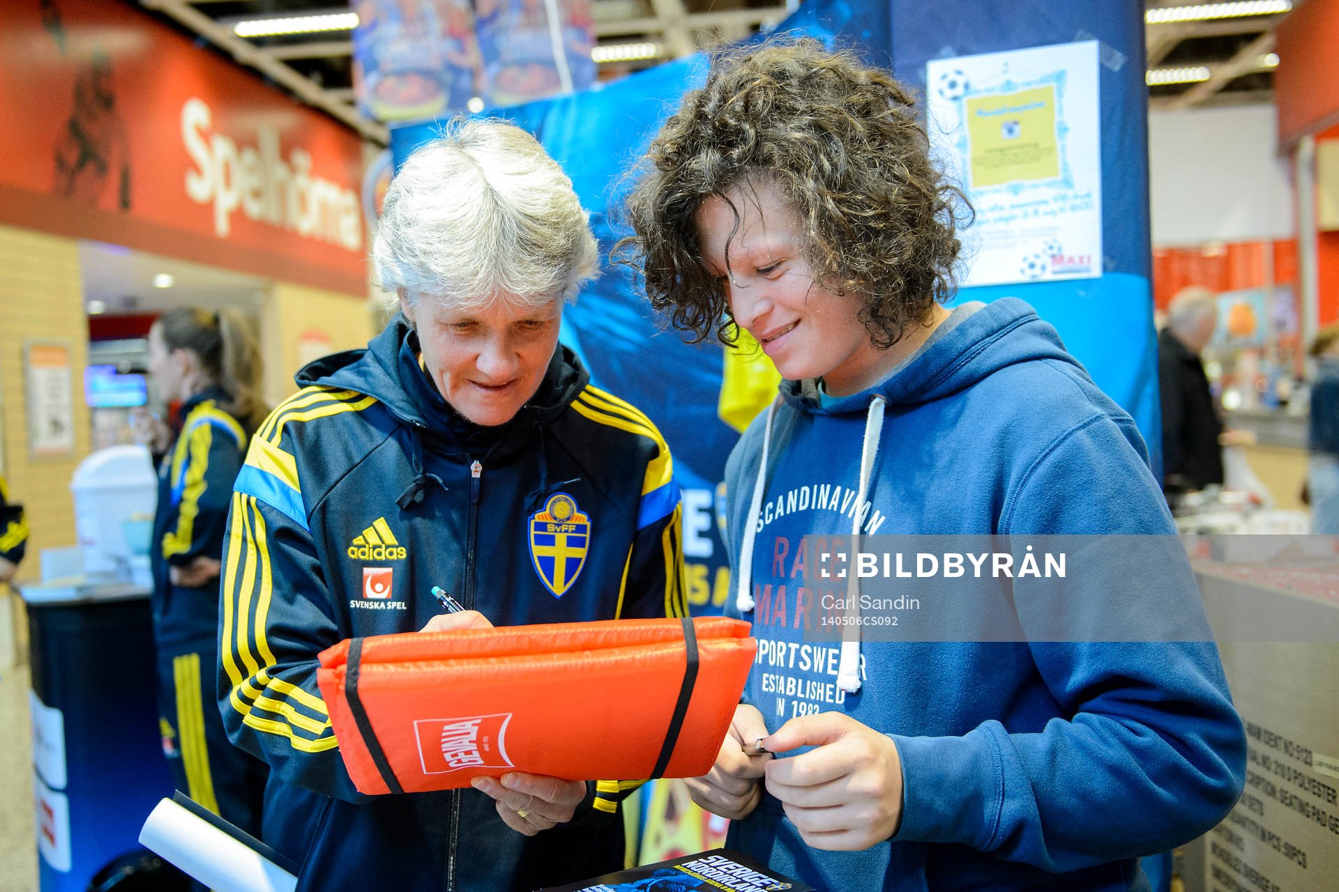 Sveriges förbundskapten Pia Sundhage skriver autografer