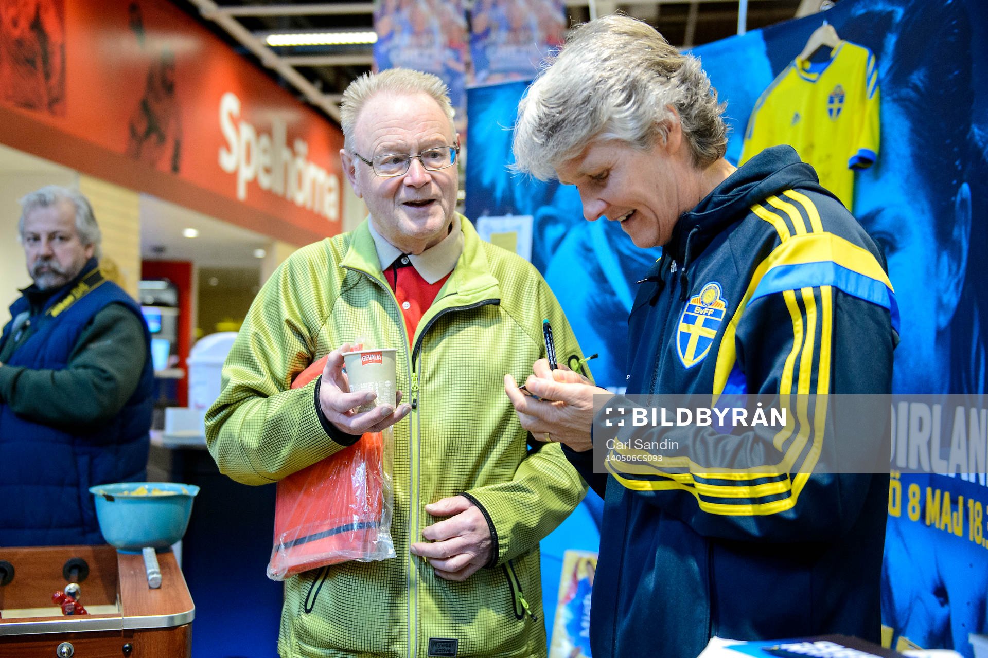 Sveriges förbundskapten Pia Sundhage skriver autografer
