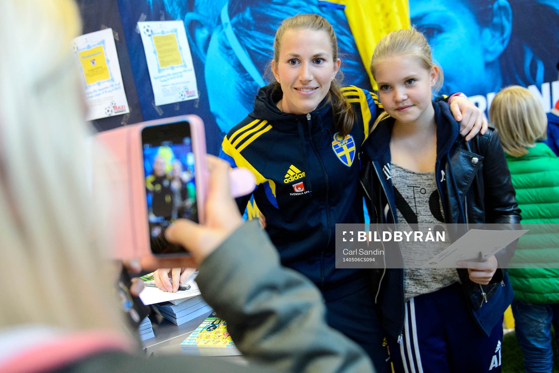 Sveriges Emma Berglund blir fotograferad med en supporter