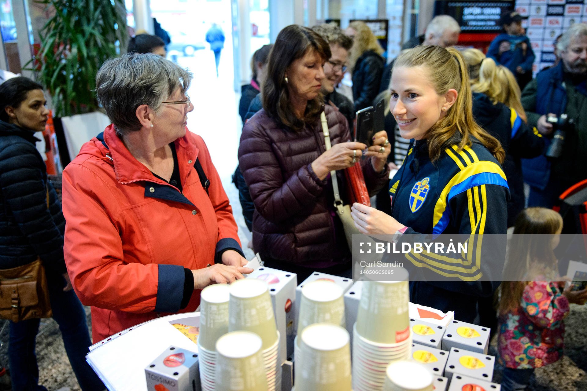 Sveriges Emma Berglund skriver autografer på ICA Maxi