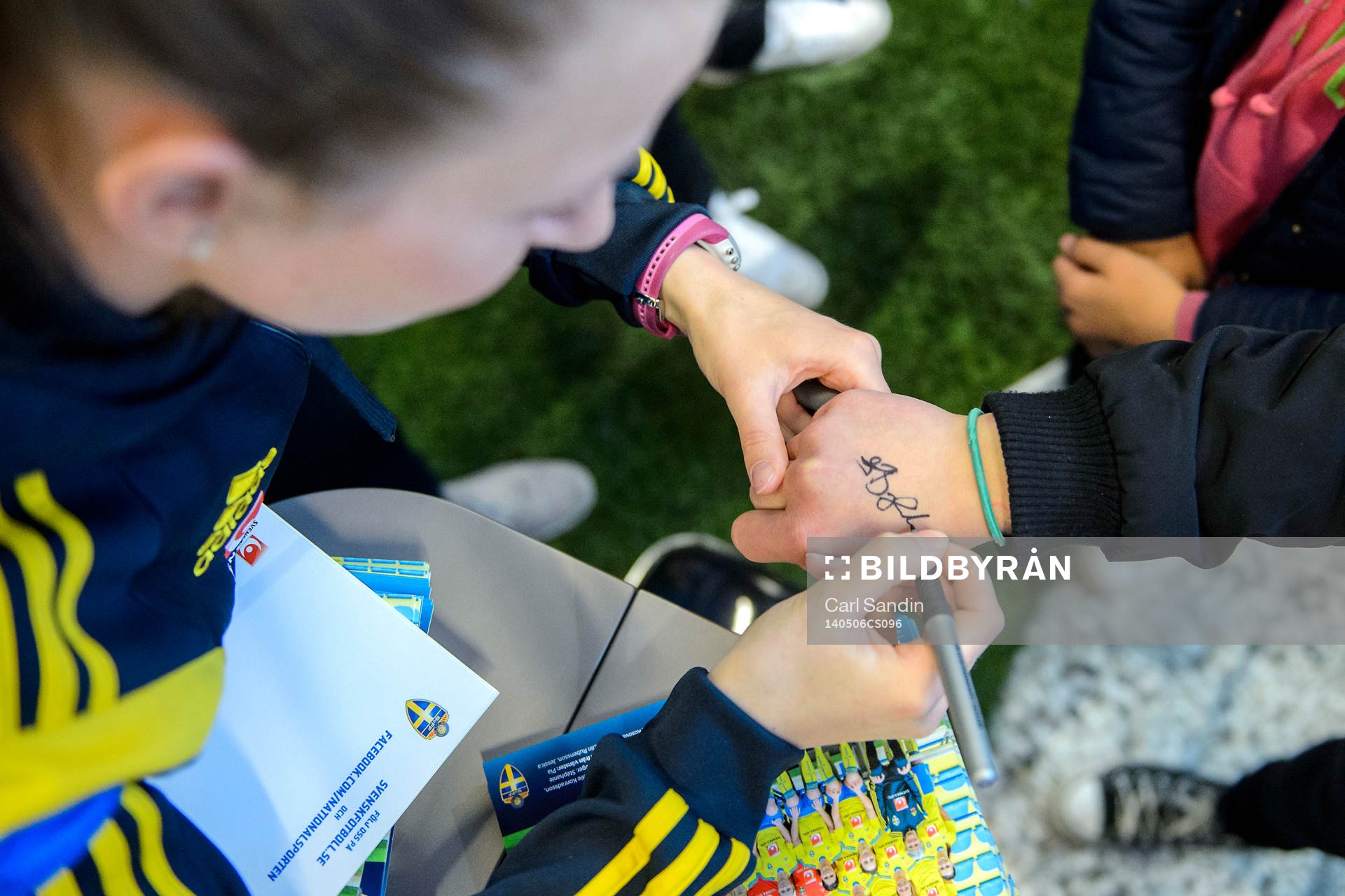 Sveriges Emma Berglund skriver autografer på ICA Maxi