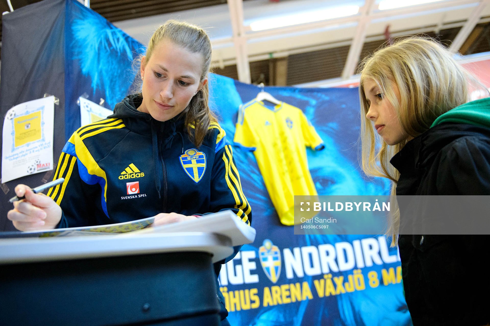 Sveriges Emma Berglund skriver autografer på ICA Maxi