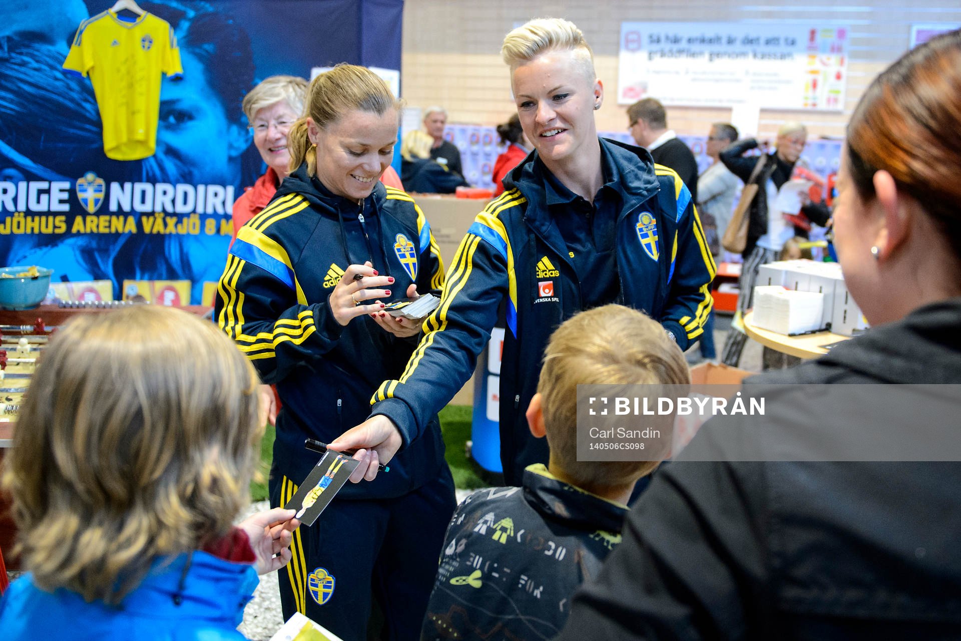 Sveriges Sara Thunebro och Nilla Fischer skriver autografer