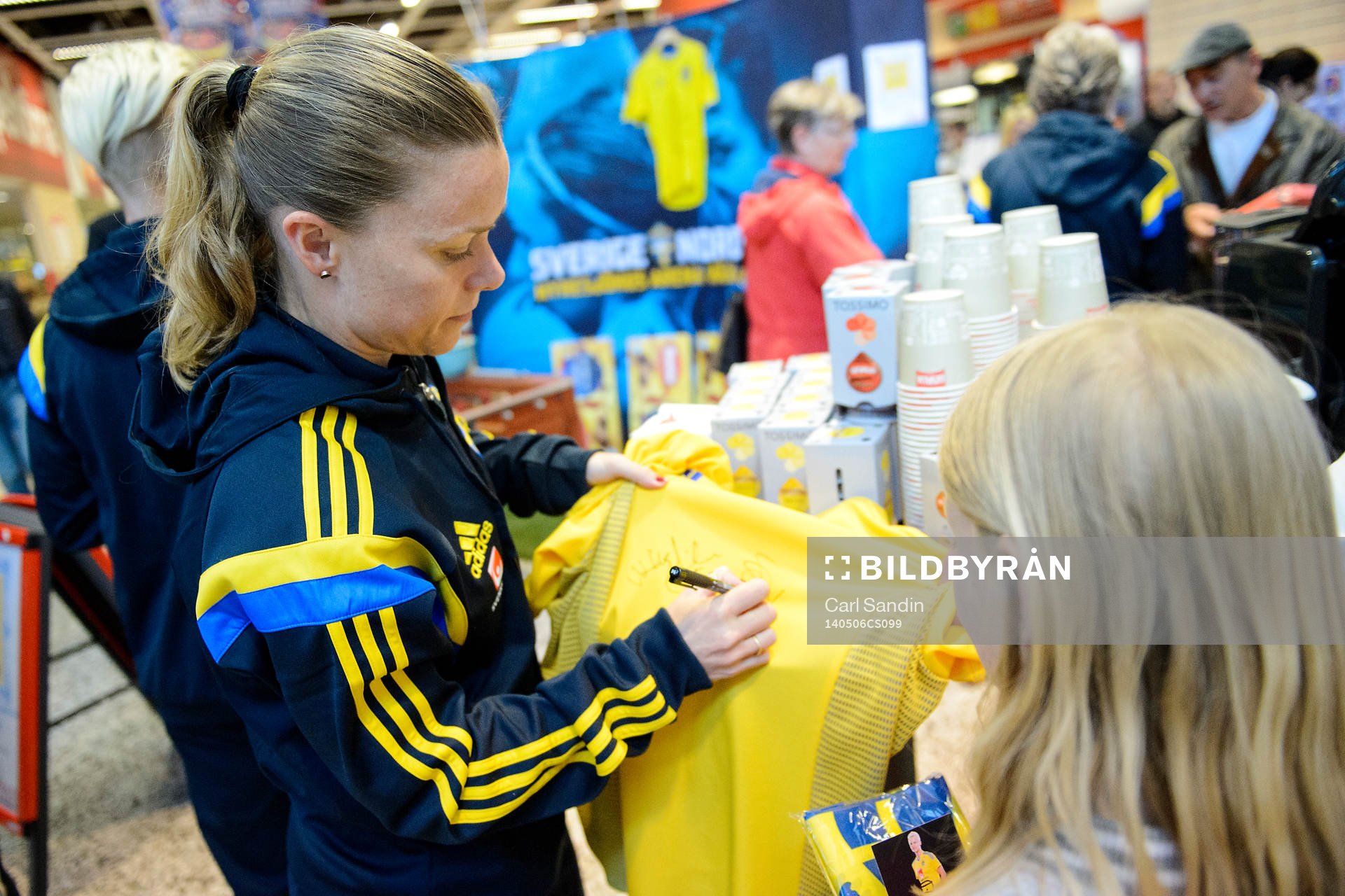 Sveriges Sara Thunebro skriver autografer på ICA Maxi