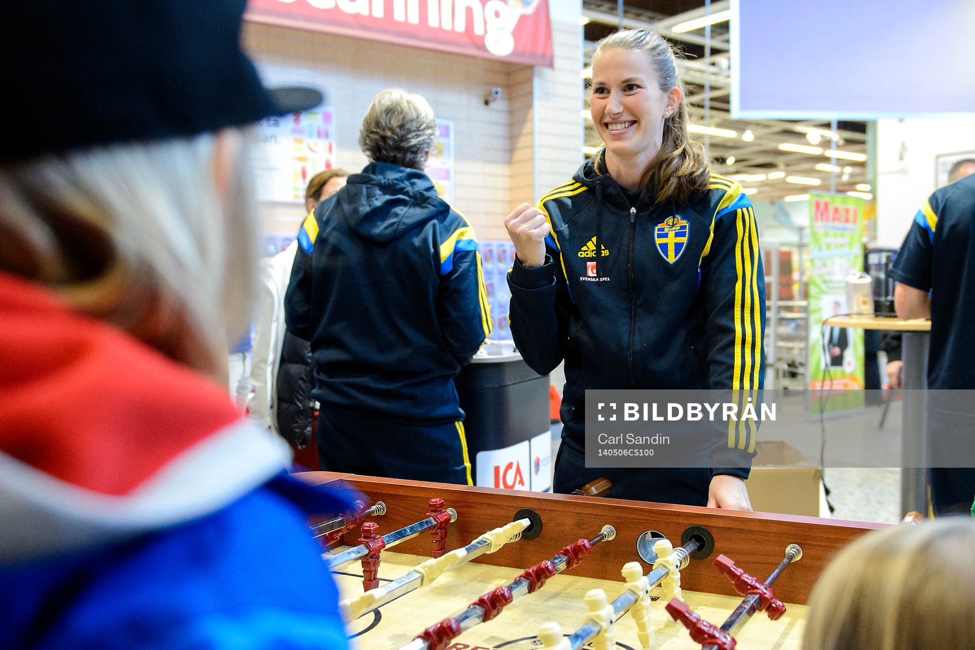 Sveriges Emma Berglund jublar när hon spelar fotbollsspel