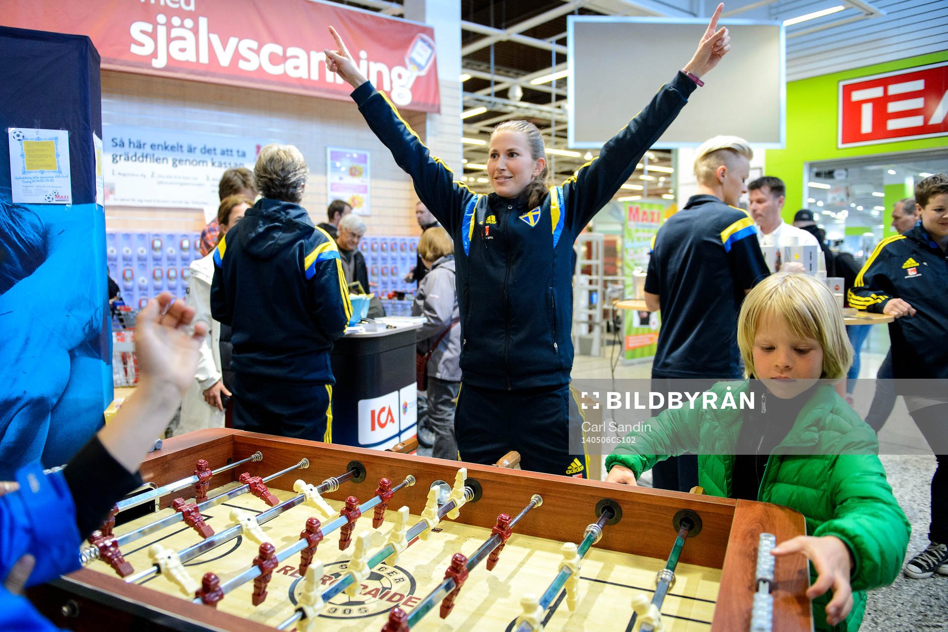 Sveriges Emma Berglund jublar när hon spelar fotbollsspel