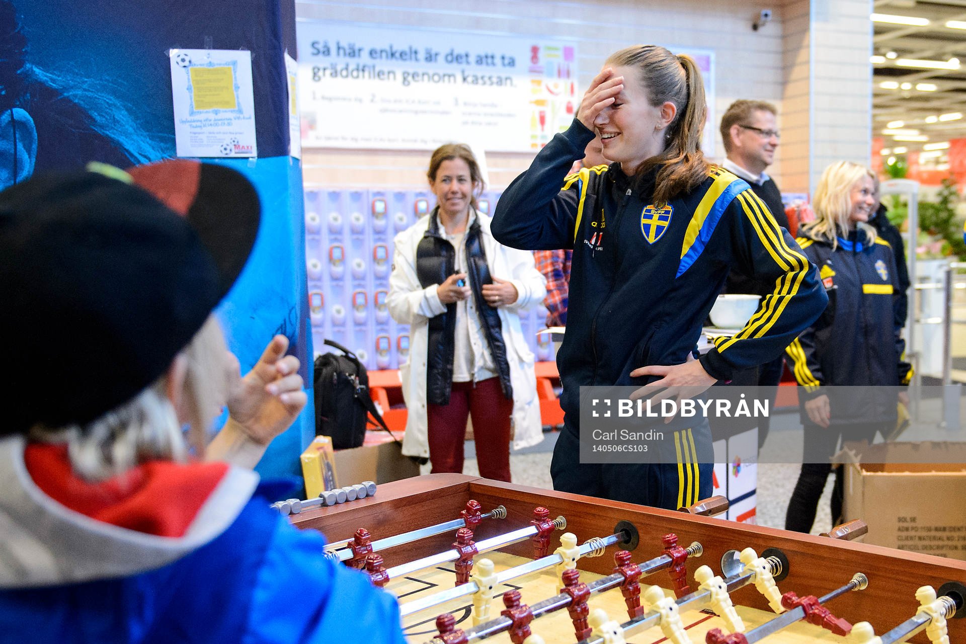 Sveriges Emma Berglund deppar när hon spelar fotbollsspel