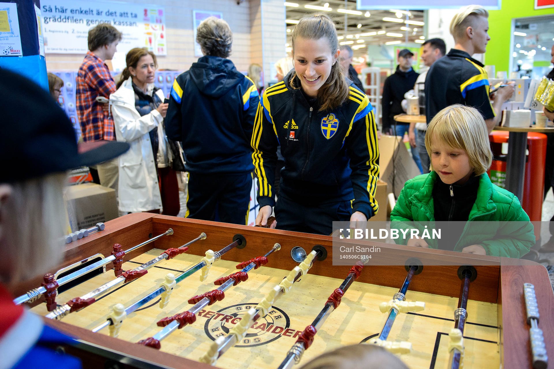 Sveriges Emma Berglund spelar fotbollsspel med Axel