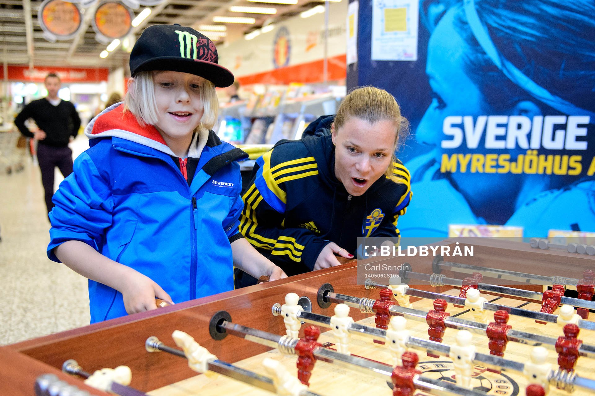 Hampus Hamnå och Sveriges Sara Thunebro spelar