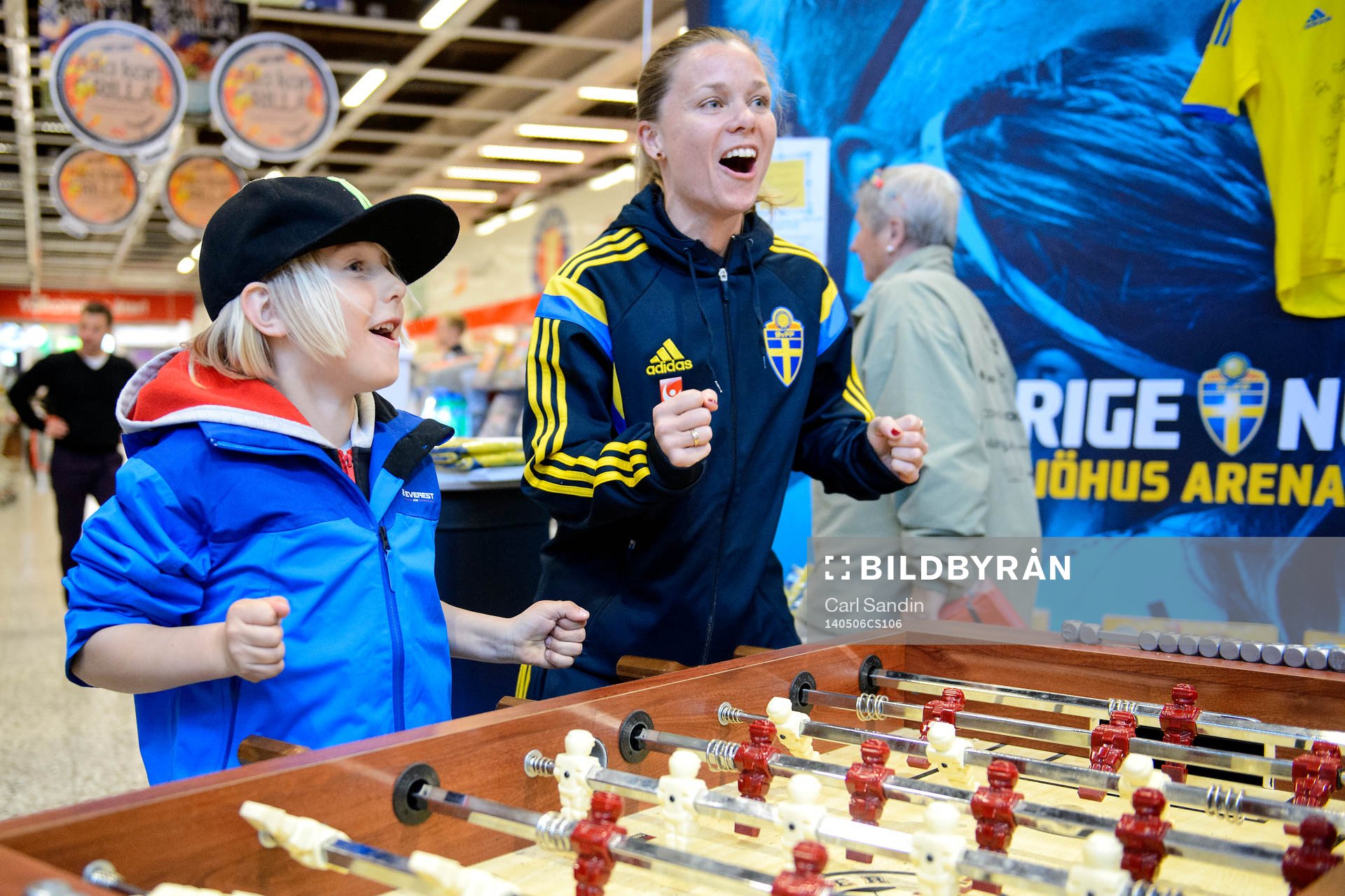 Hampus Hamnå och Sveriges Sara Thunebro jublar när de