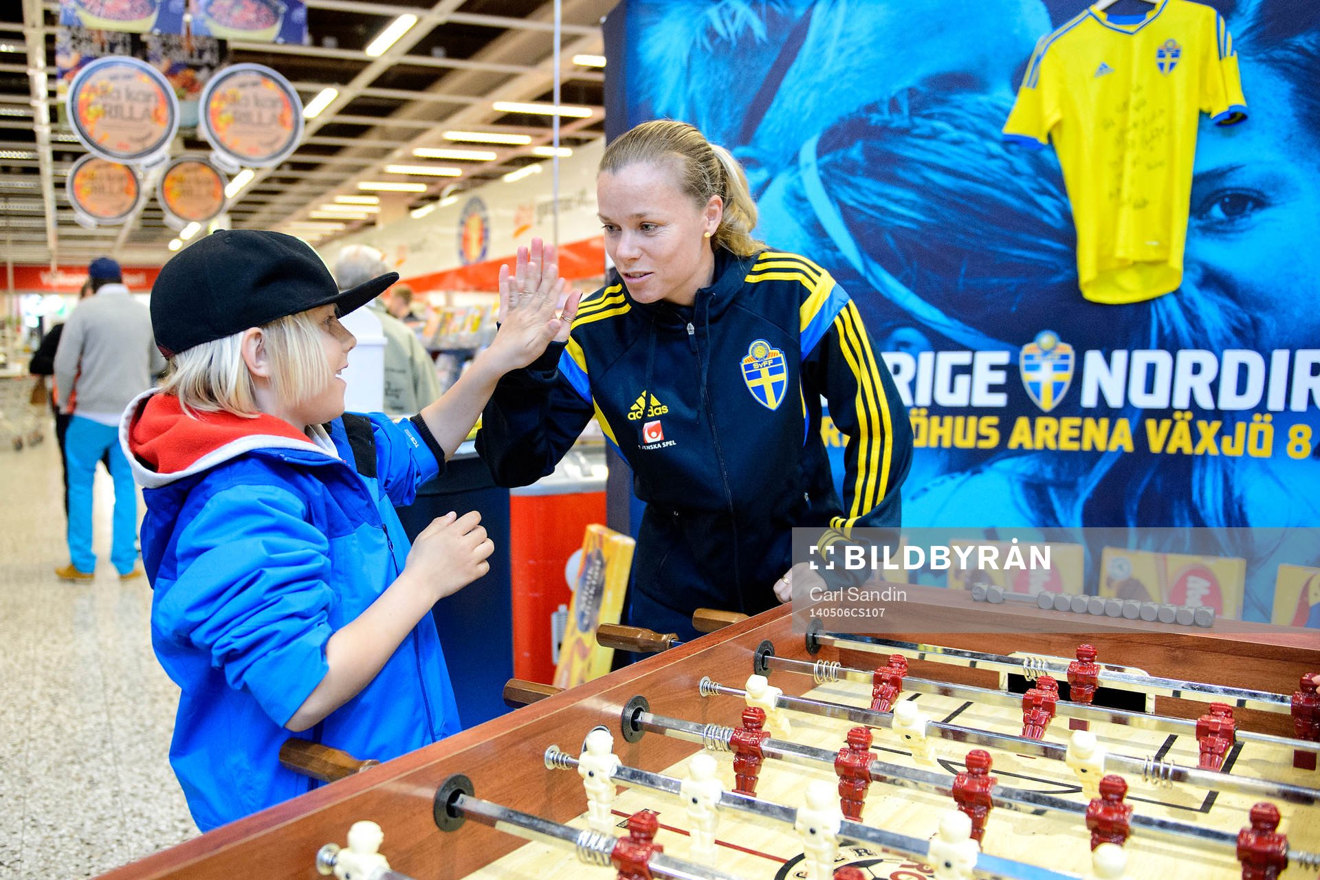 Hampus Hamnå gör high five med Sveriges Sara Thunebro på