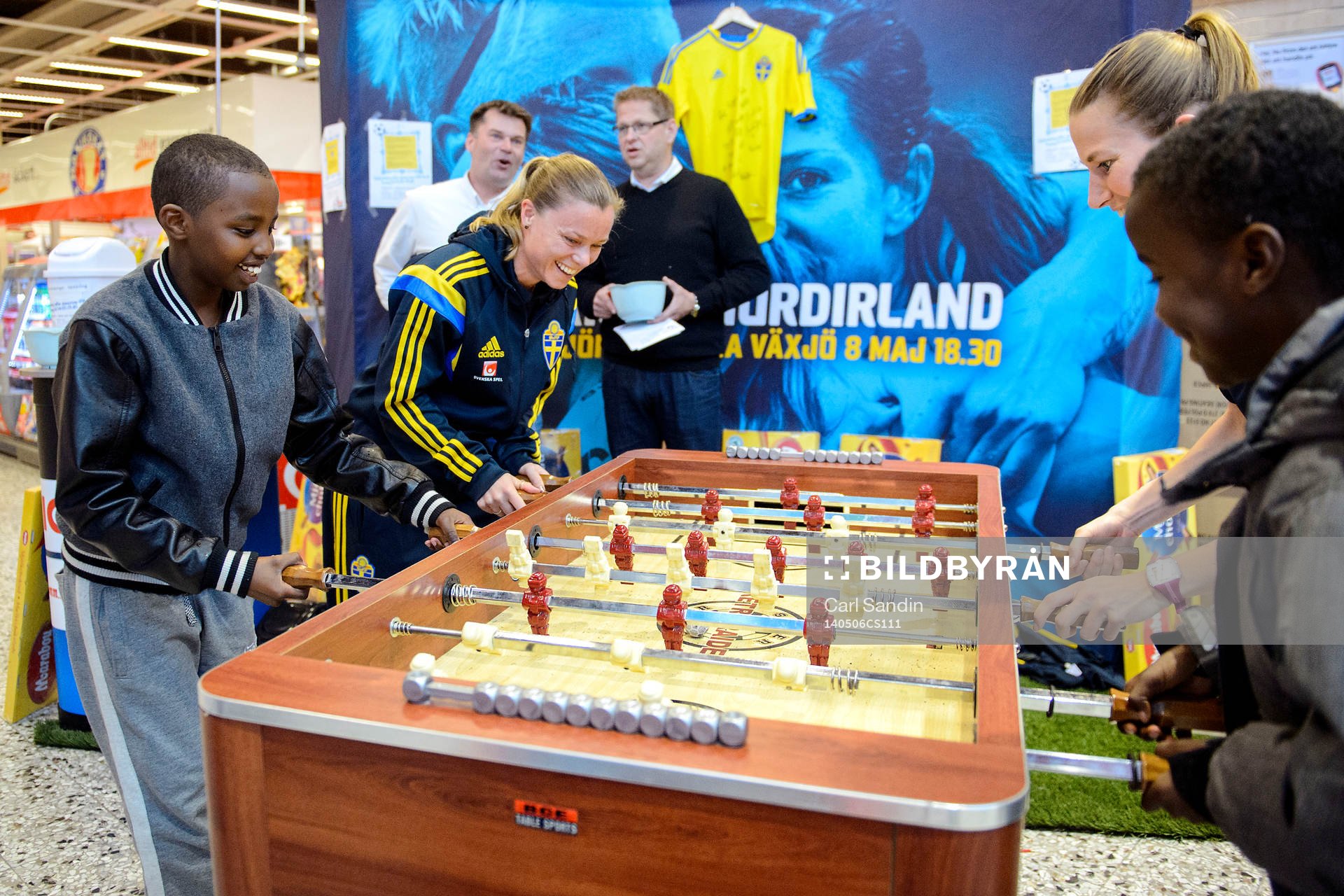 Sveriges Sara Thunebro spelar fotbollsspel med en kille på