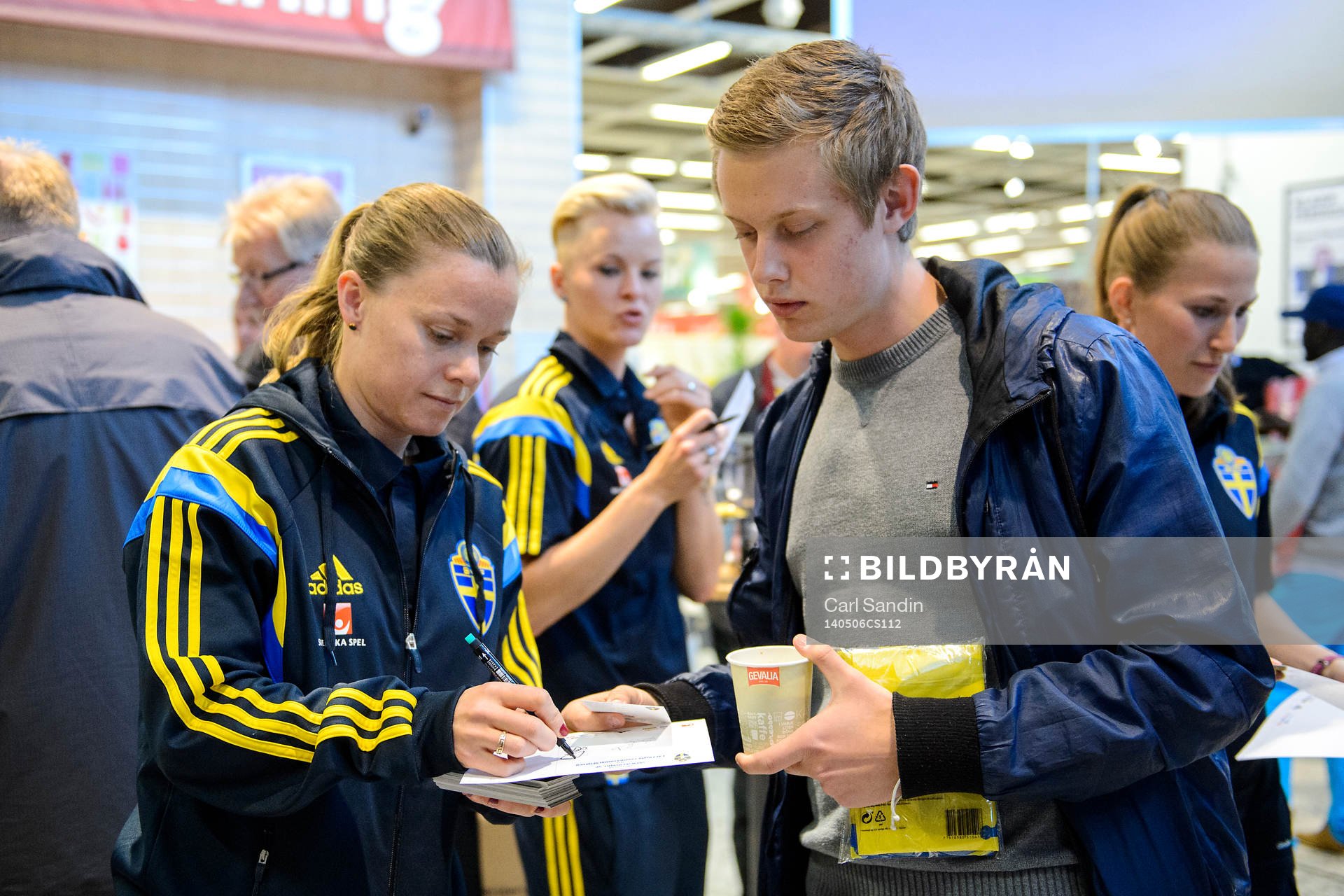 Sveriges Sara Thunebro skriver autografer på ICA Maxi