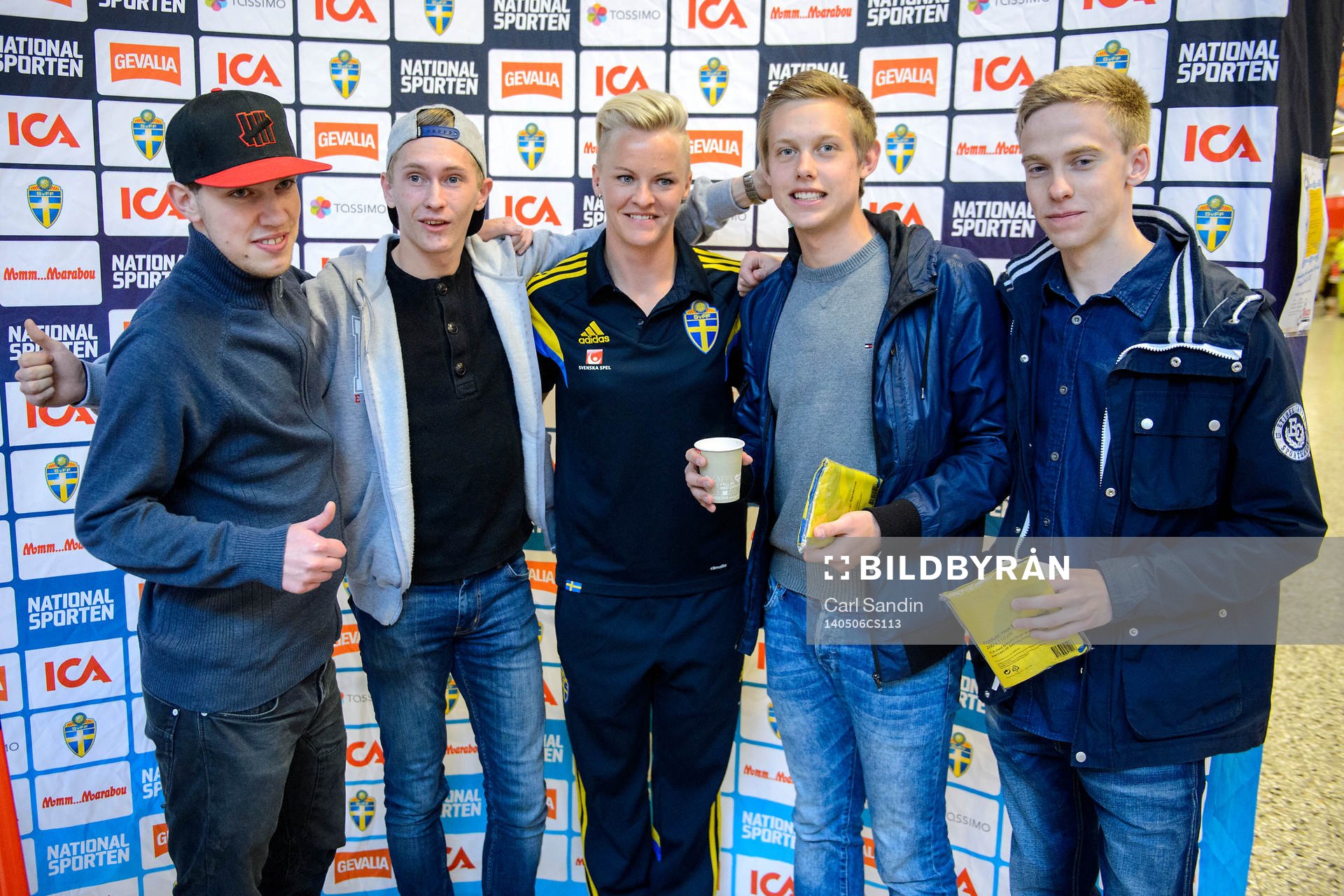 Ett gäng killar tar en bild med Sveriges Nilla Fischer på