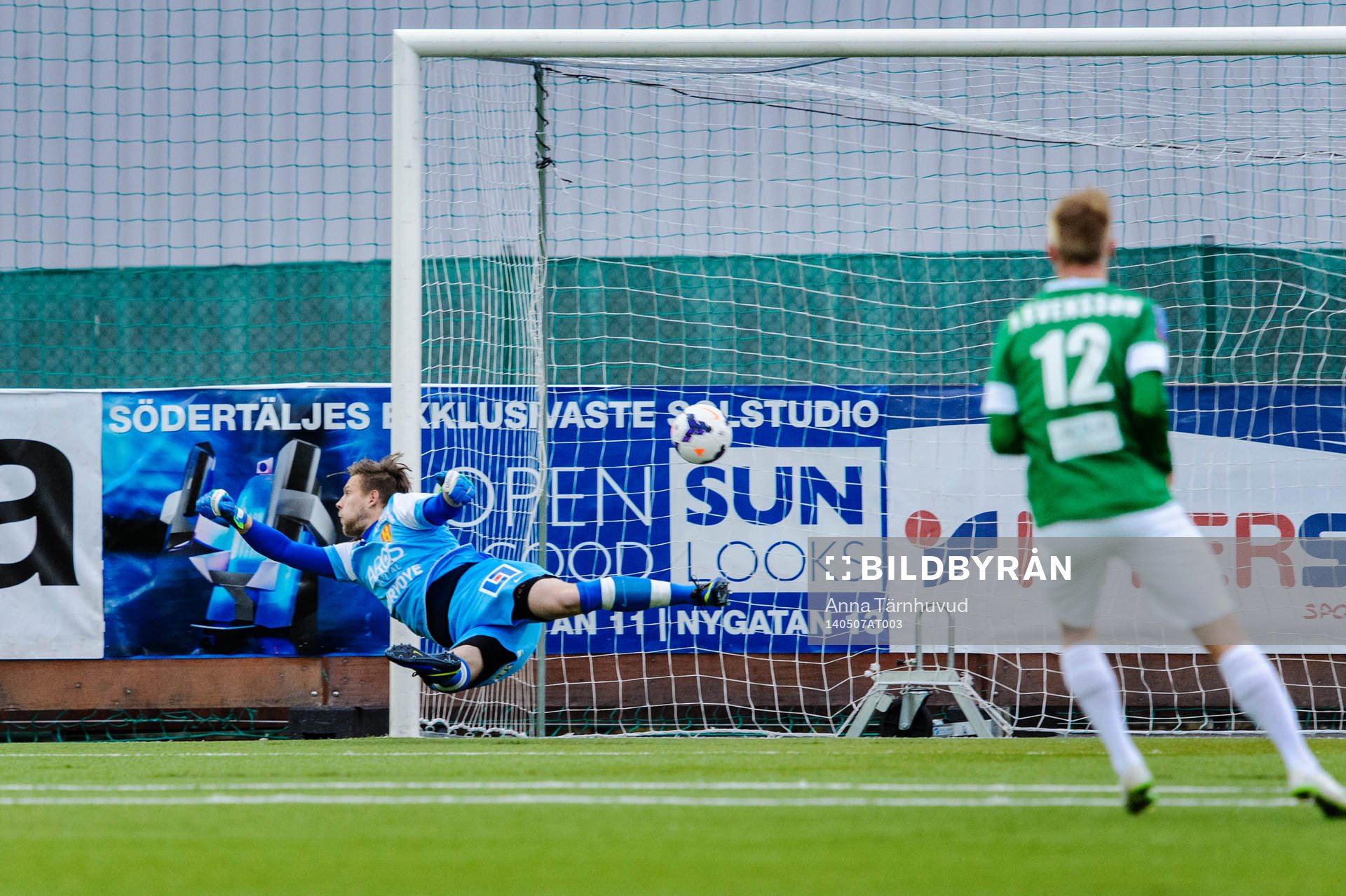 Syrianskas målvakt Magnus Berglöf slänger sig