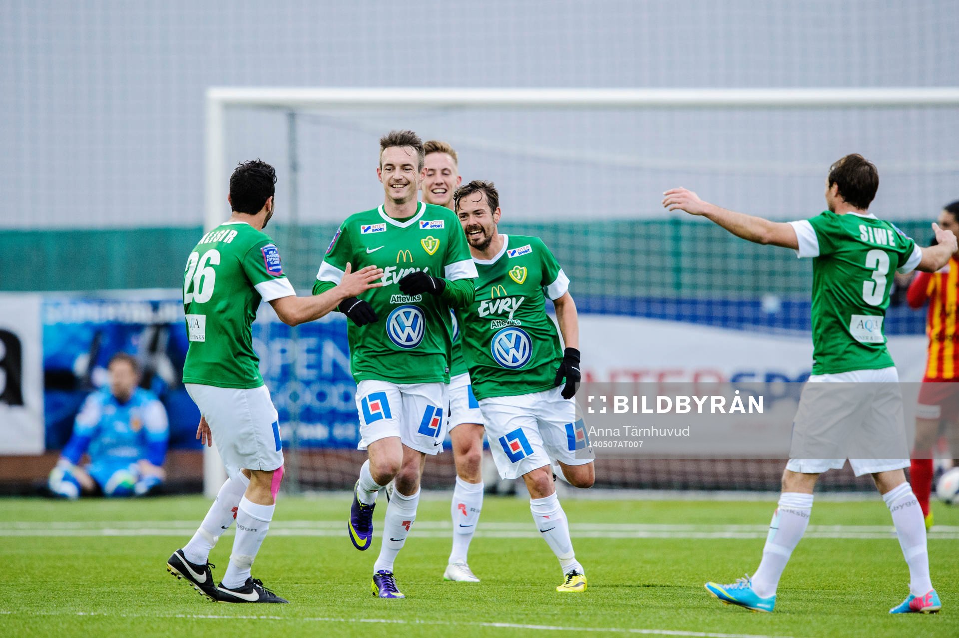 Jönköpings spelare jublar efter att Daryl Smylie gör 0-1 under fotbollsmatchen i Superettan mellan Syrianska och Jönköping Södra den 7 maj 2014.
