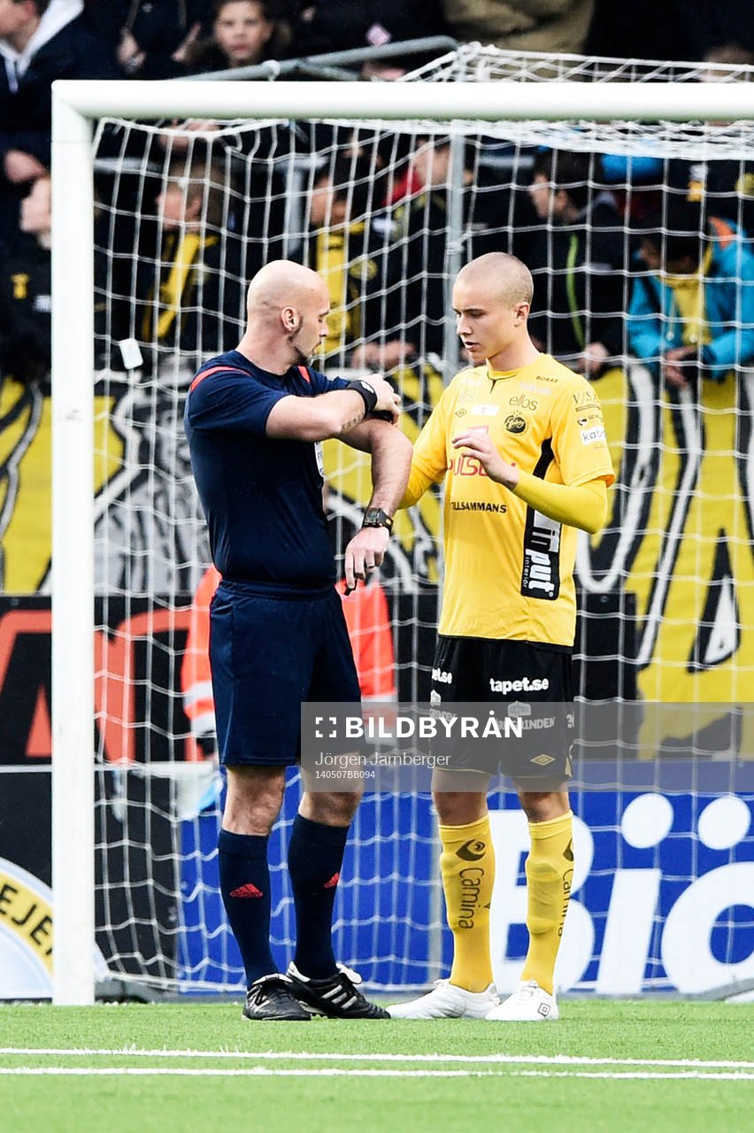 Elfsborgs Sebastian Holmén hjälper Stefan Johannesson,
