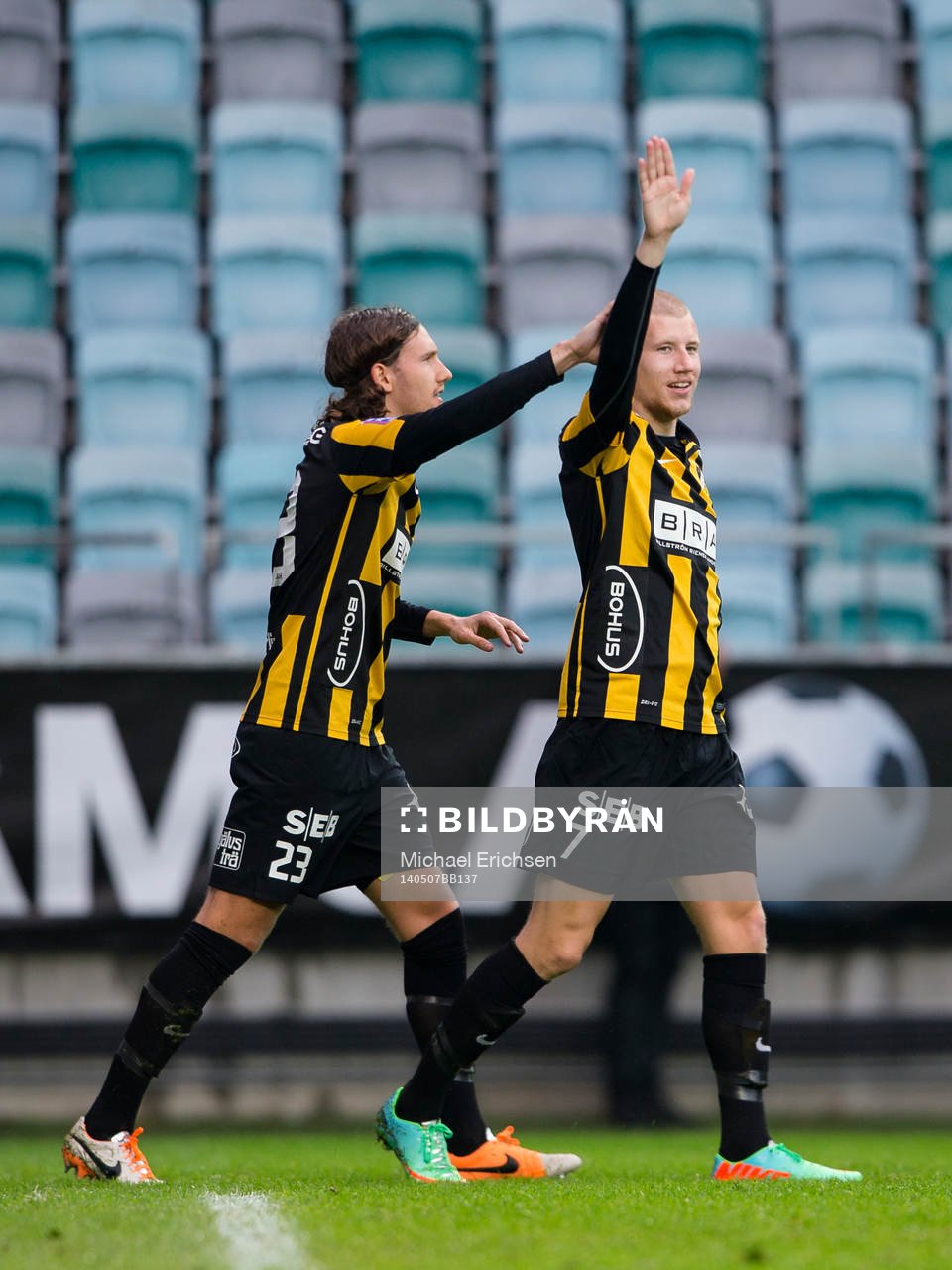 Häckens Simon Gustafson jublar ihop med Simon Sandberg