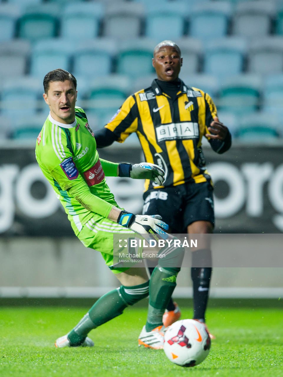 Häckens Carlos Strandberg skjuter in 2-1 bakom