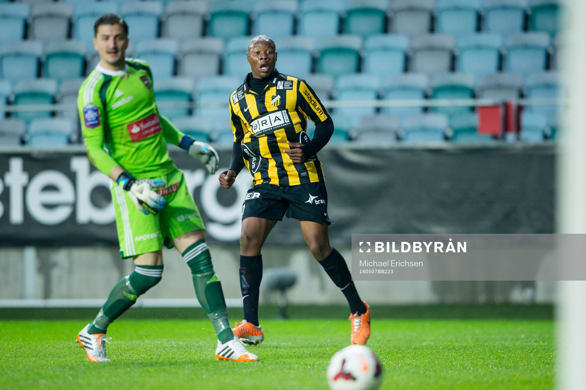 Häckens Carlos Strandberg skjuter in 2-1 bakom