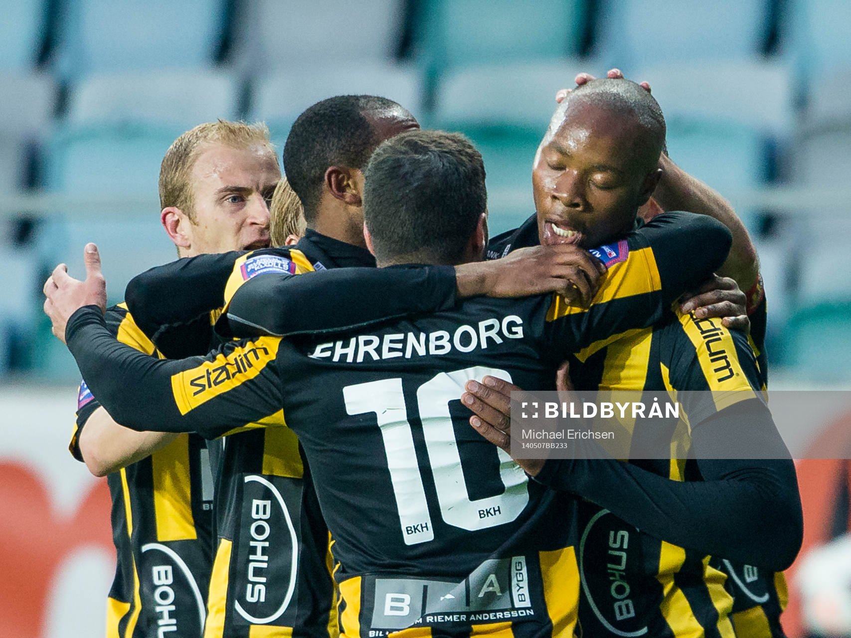 Jubel i Häcken efter att Carlos Strandberg gjort 2-1 bakom Brommapojkarnas målvakt Ivo Vazgecunder fotbollsmatchen i Allsvenskan mellan Häcken - Brommapojkarna den 7 maj 2014 i Göteborg.