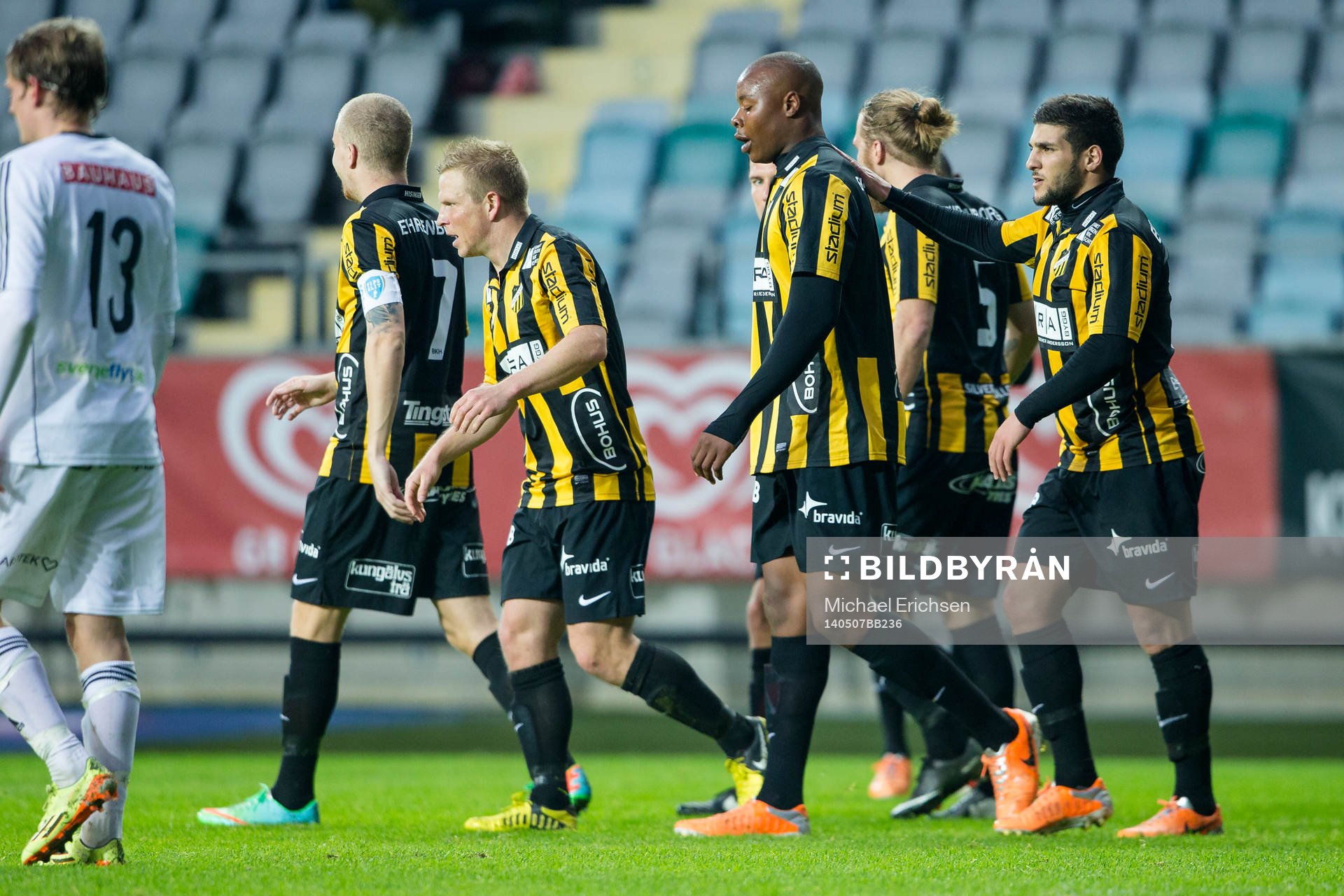 Jubel i Häcken efter att Carlos Strandberg gjort 2-1 bakom Brommapojkarnas målvakt Ivo Vazgecunder fotbollsmatchen i Allsvenskan mellan Häcken - Brommapojkarna den 7 maj 2014 i Göteborg.