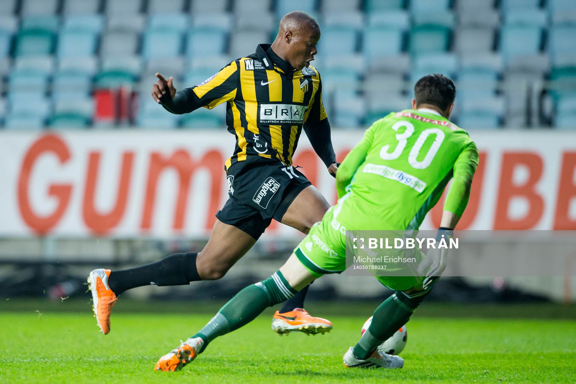 Häckens Carlos Strandberg rundar Brommapojkarnas målvakt