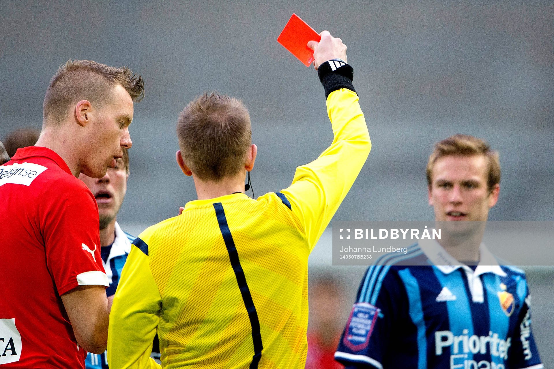 Kalmars Marcus Nilsson diskuterar med domare Johan Hamlin samtidigt som han ger Djurgårdens Aleksander Faltsetas ett rött kort under fotbollsmatchen i Allsvenskan mellan Djurgården och Kalmar den 7 maj 2014 i Stockholm.