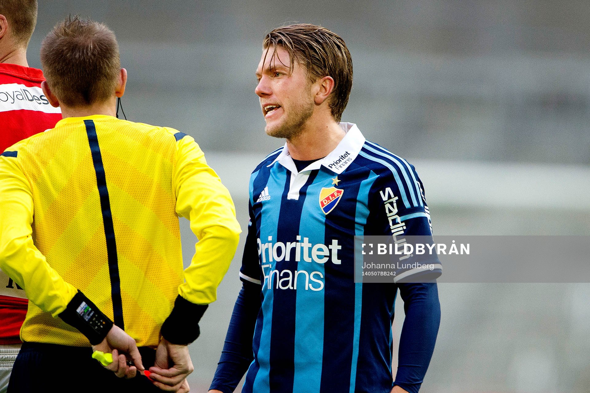 Djurgårdens Martin Broberg diskuterar med domare Johan