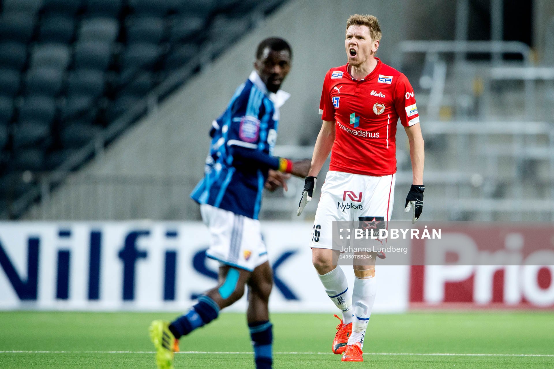 Kalmars David Elm manar på sina lagkamrater under fotbollsmatchen i Allsvenskan mellan Djurgården och Kalmar den 7 maj 2014 i Stockholm.