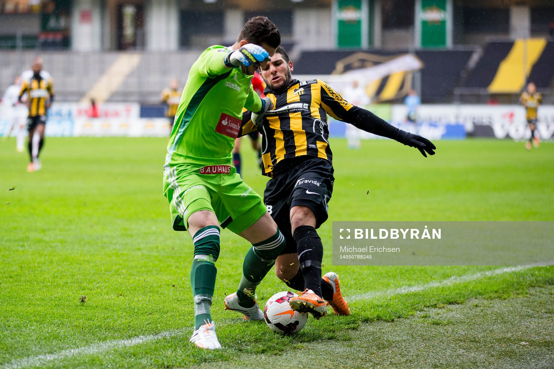 Brommapojkarnas målvakt Ivo Vazgec i kamp om bollen med Häckens Moestafa El Kabir under fotbollsmatchen i Allsvenskan mellan Häcken - Brommapojkarna den 7 maj 2014 i Göteborg.