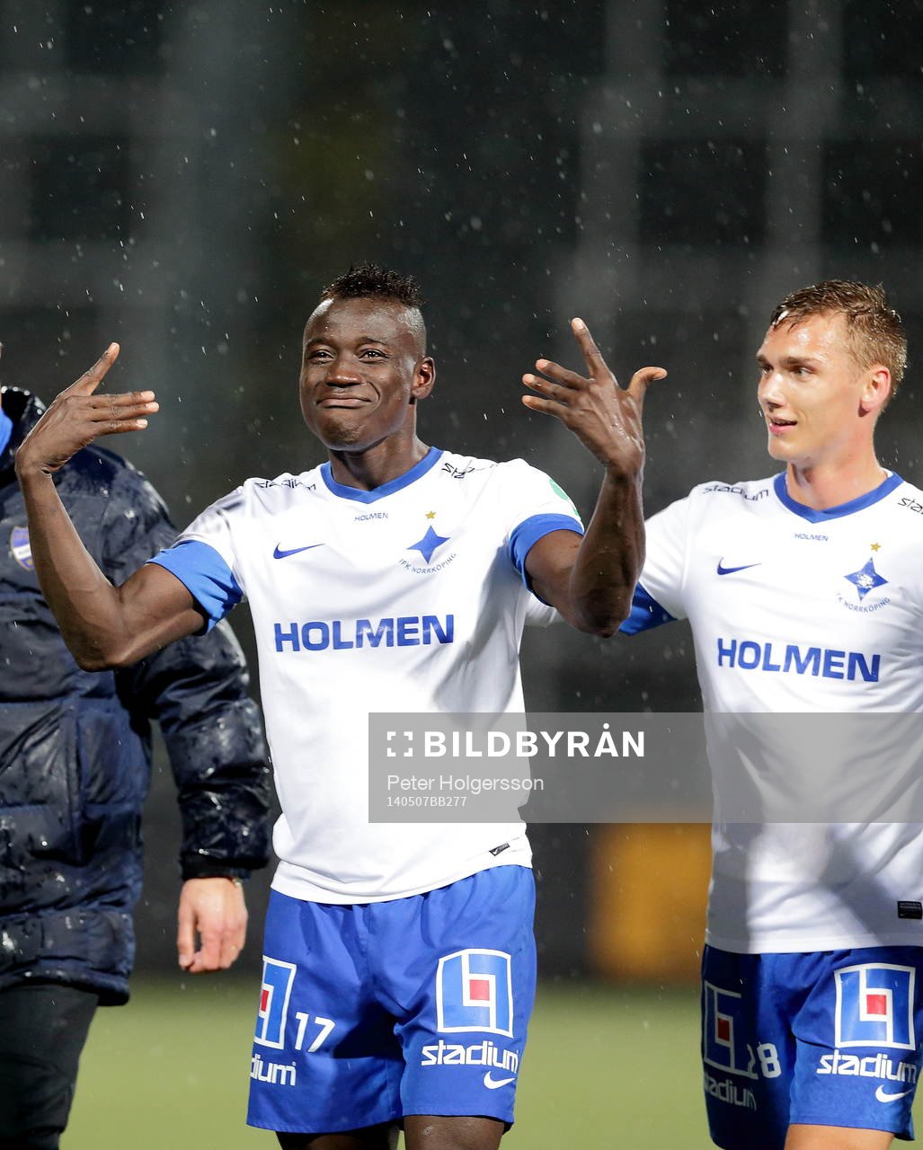 Norrköpings Alhaji Kamara jublar intill Norrköpings Linus Wahlqvist under fotbollsmatchen i allsvenskan mellan Norrköping och Åtvidaberg den 07 maj 2014 i Norrköping.
