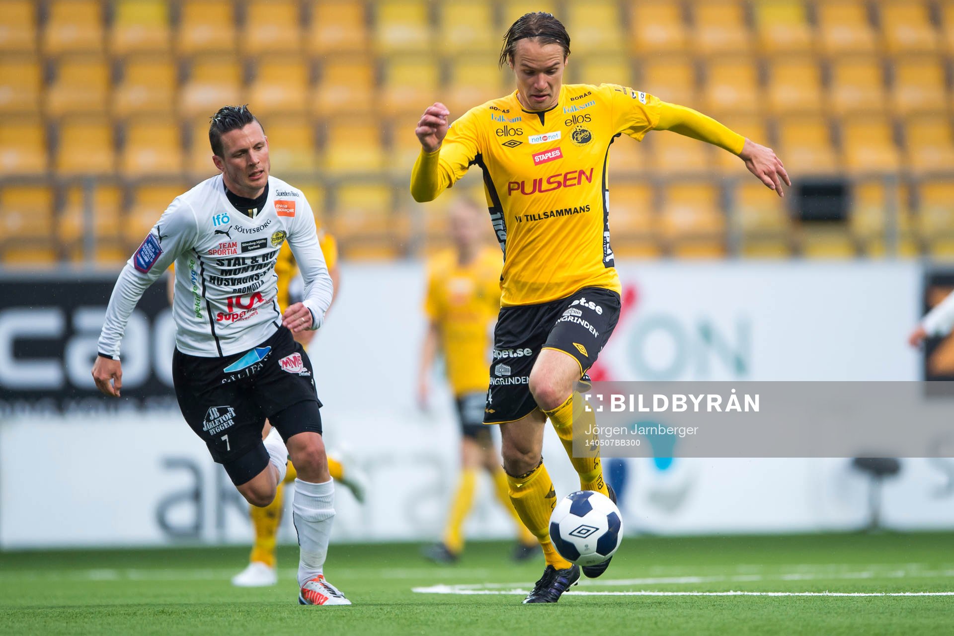 Elfsborgs Viktor Prodell med Mjällbys Kristian Haynes i