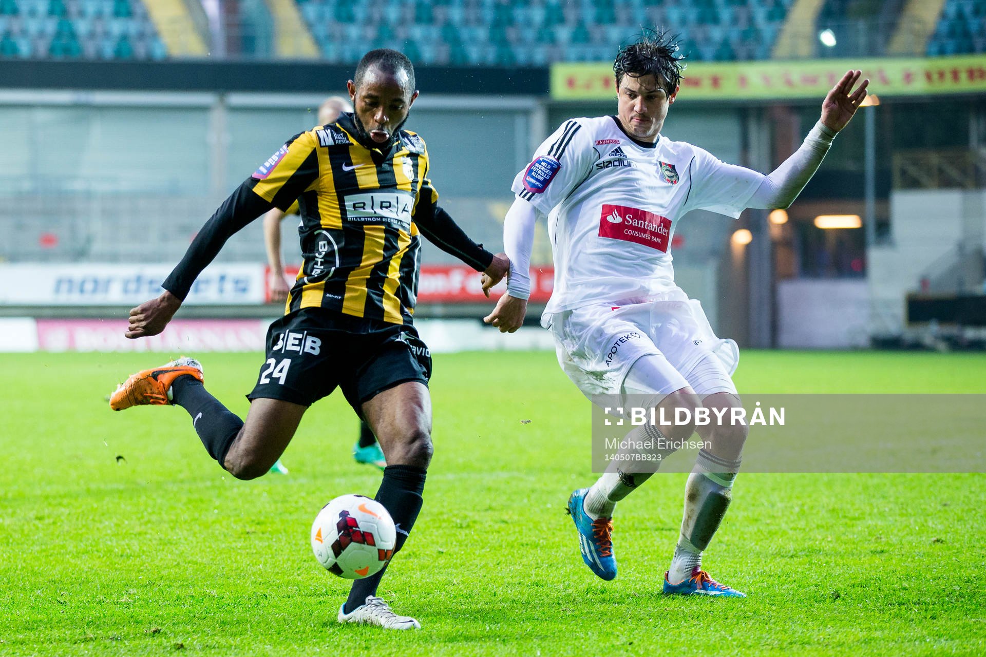 Häckens Rene Makondele i kamp med Brommapojkarnas Gabriel Petrovic under fotbollsmatchen i Allsvenskan mellan Häcken - Brommapojkarna den 7 maj 2014 i Göteborg.