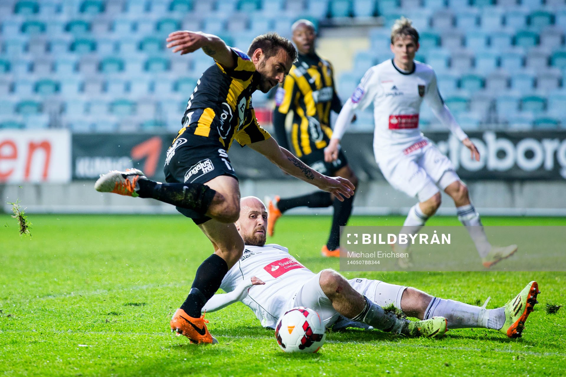 Häckens Björn Anklev mot täckande Kristinn Jonsson i