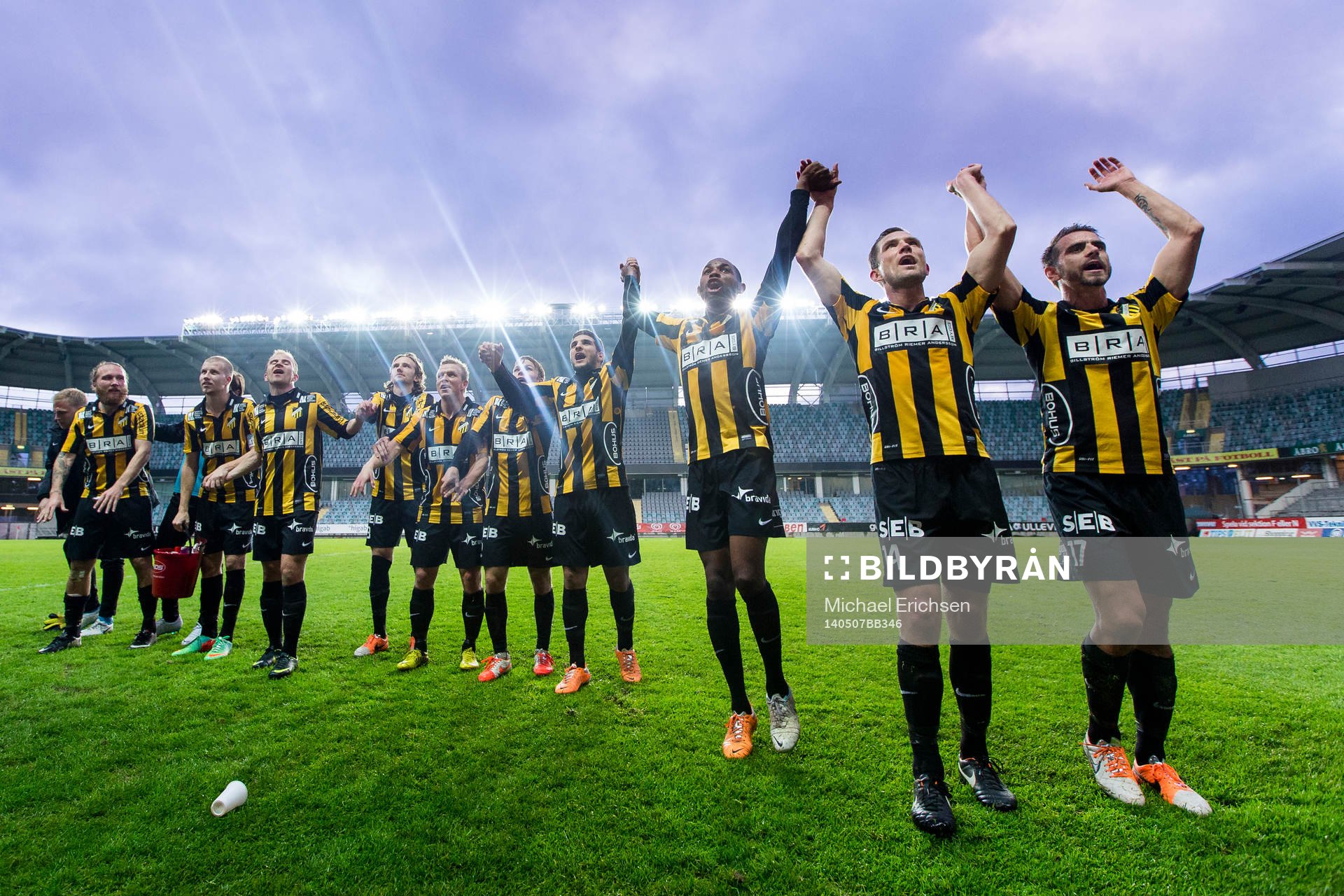 Häcken jublar och firar segern framför klacken efter fotbollsmatchen i Allsvenskan mellan Häcken - Brommapojkarna den 7 maj 2014 i Göteborg.