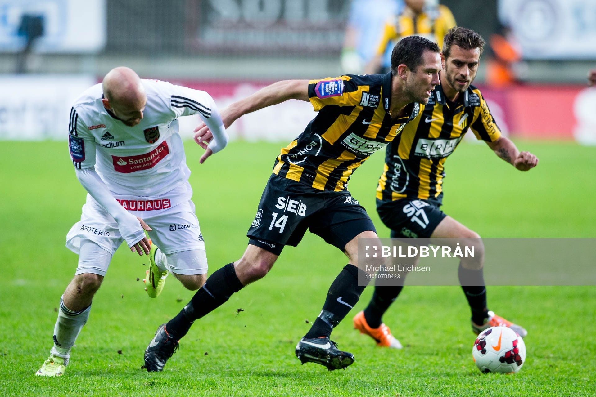 Häckens Martin Ericsson tar sig förbi Brommapojkarnas