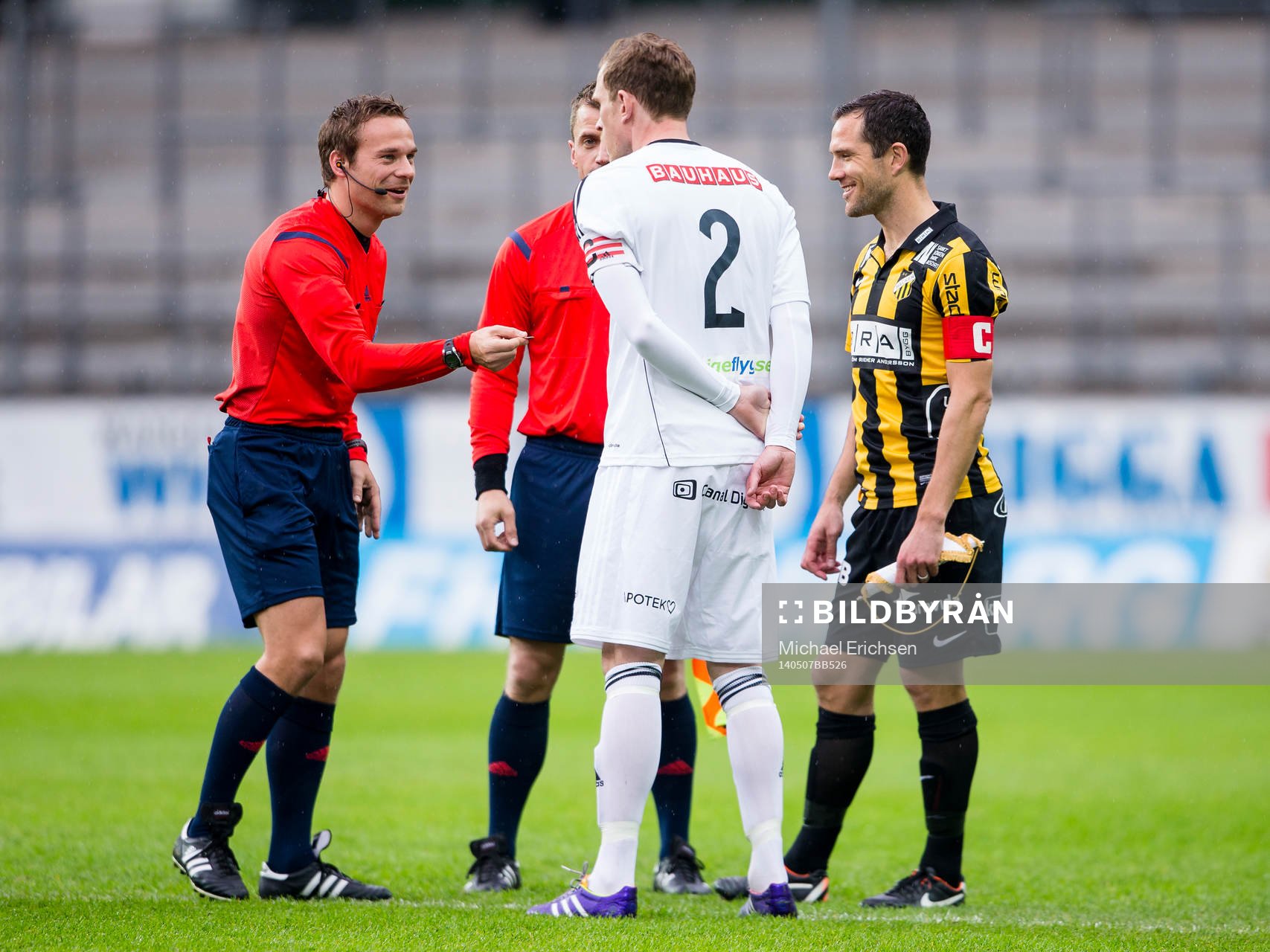 Domare Kristoffer Karlsson singlar slant om bollen med