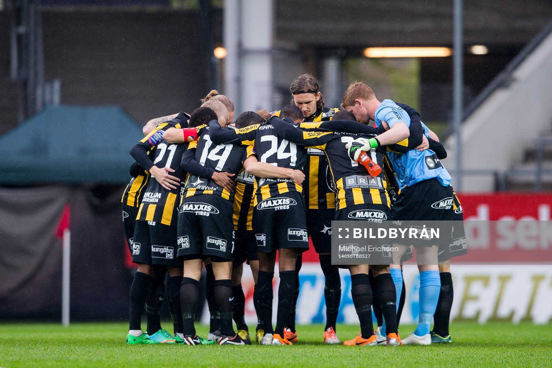 Häcken samlade innan avspark i fotbollsmatchen i