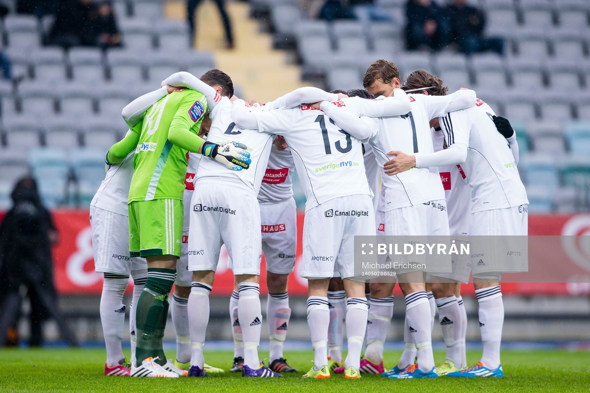Brommapojkarna samlade innan avspark i fotbollsmatchen i