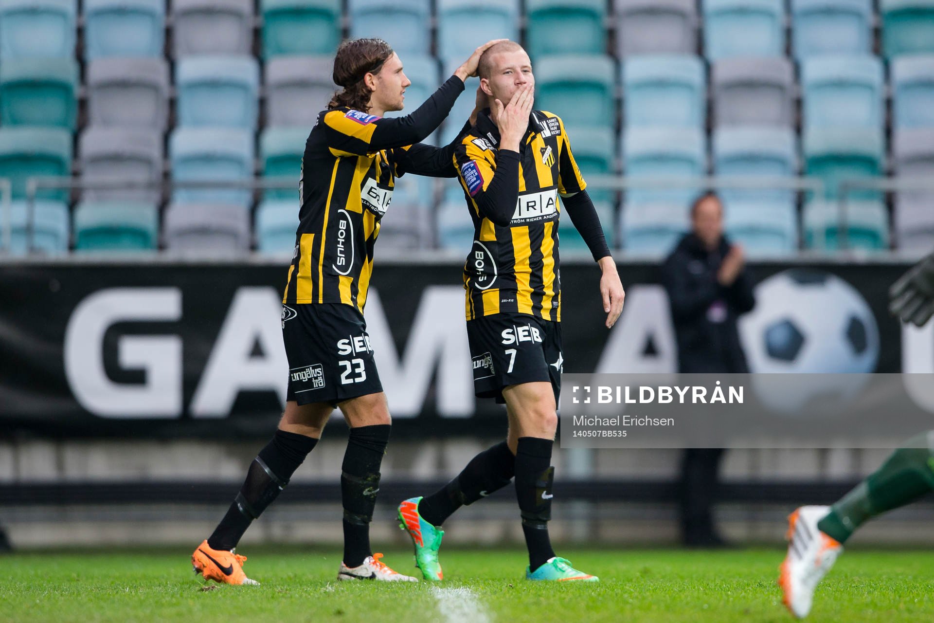 Häckens Simon Gustafson jublar ihop med Simon Sandberg