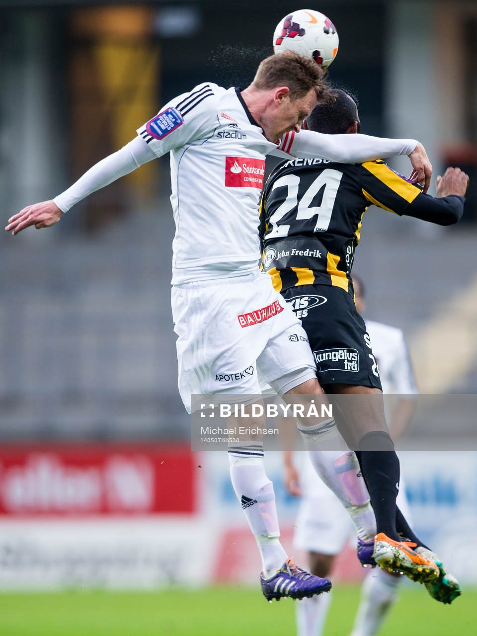 Brommapojkarnas Pontus Segerström vinner en nickduell mot
