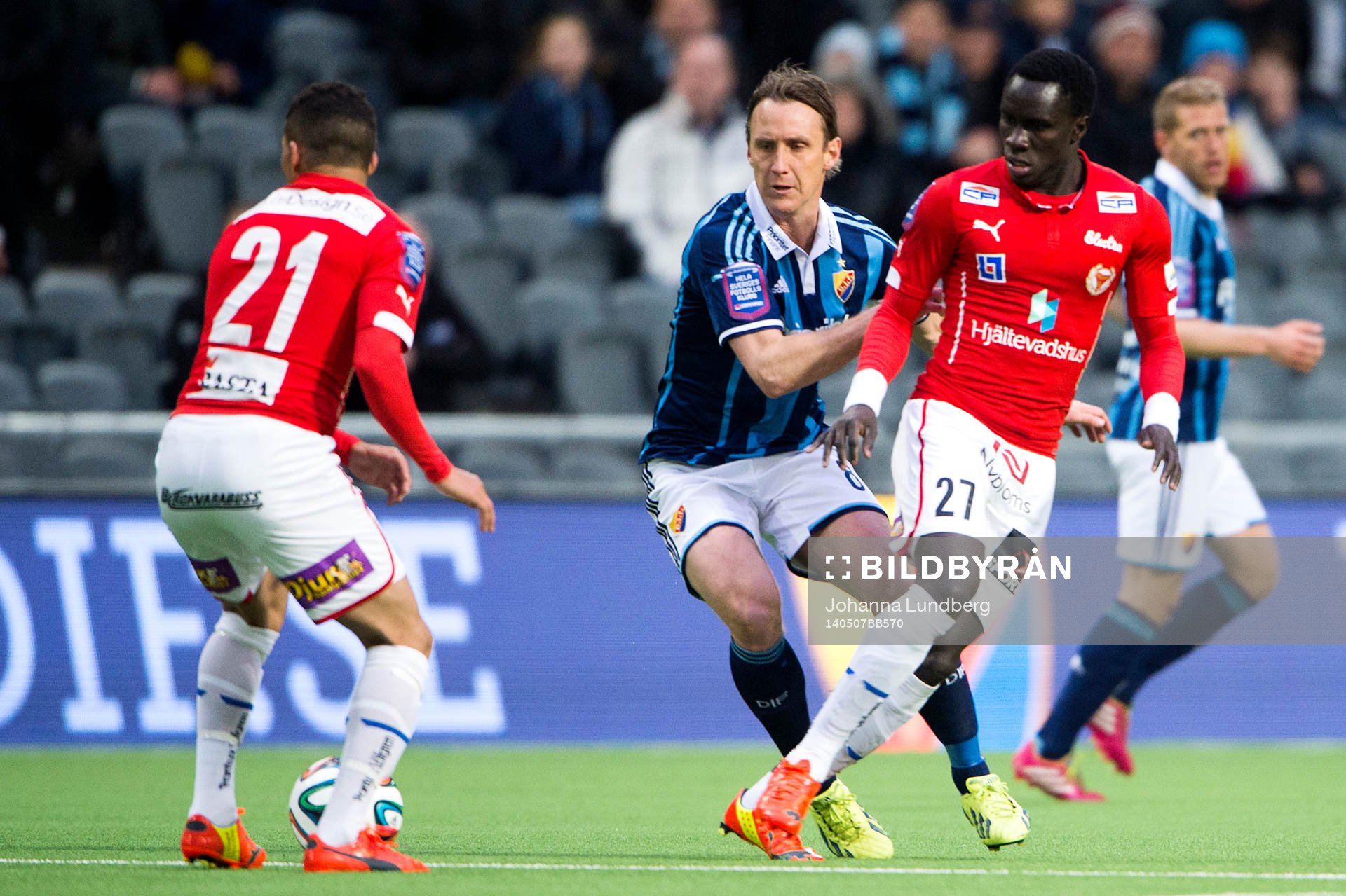 Djurgårdens Andreas Johansson (m) försöker ta sig förbi