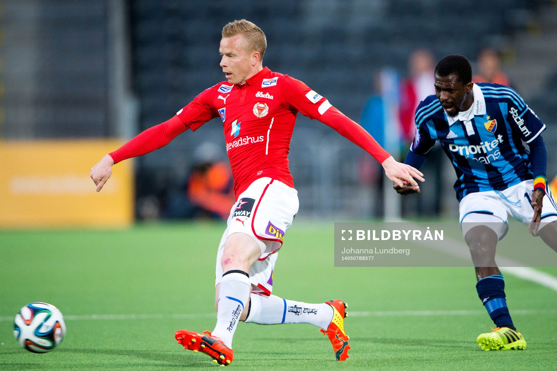 Kalmars Tobias Eriksson jagas av Djurgårdens Yussif Chibsah