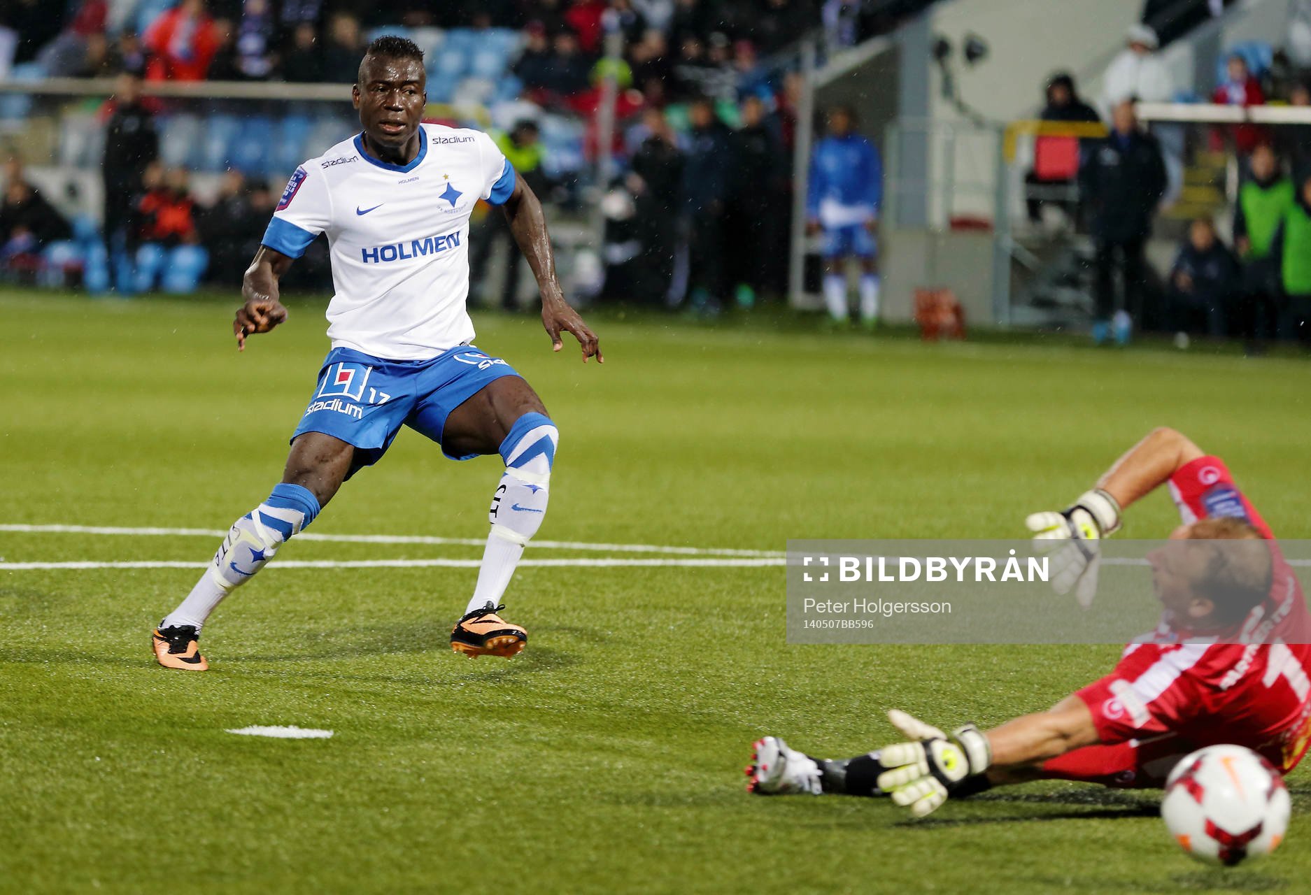Mål 2-1 av Norrköpings Alhaji Kamara förbi Åtvidabergs målvakt Henrik Gustavsson under fotbollsmatchen i allsvenskan mellan Norrköping och Åtvidaberg den 07 maj 2014 i Norrköping.