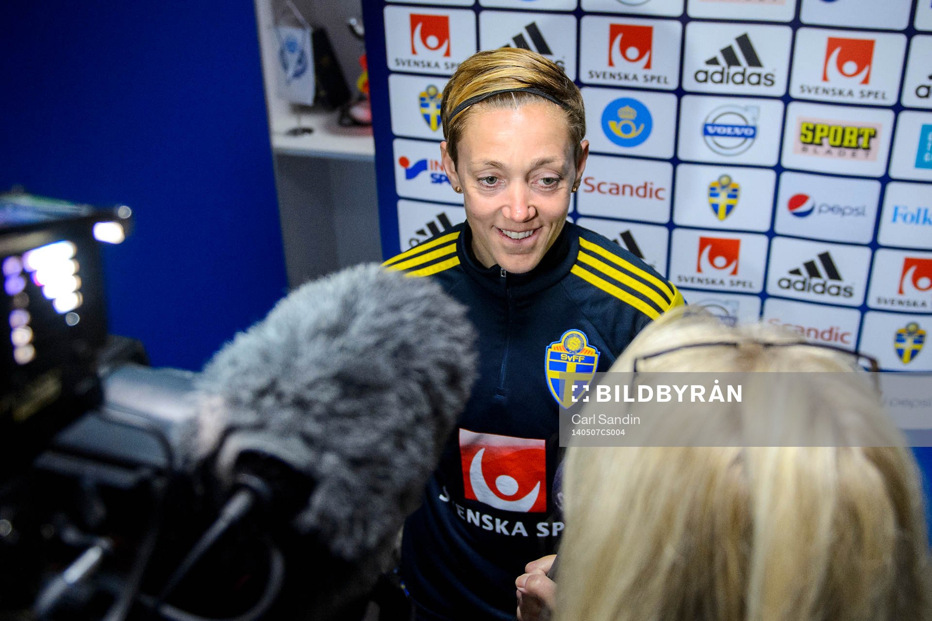 Sveriges Therese Sjögran blir intervjuad
