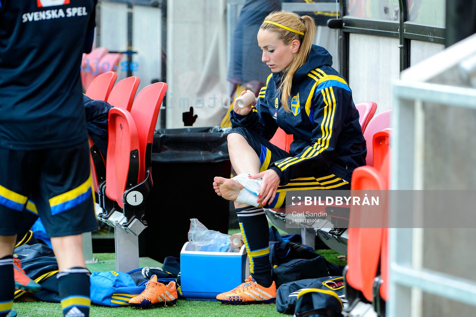 Sveriges Kosovare Asllani lindar om sin fot efter en träning inför VM-kvalmatchen mot Nordirland den 7 maj 2014 i Växjö.