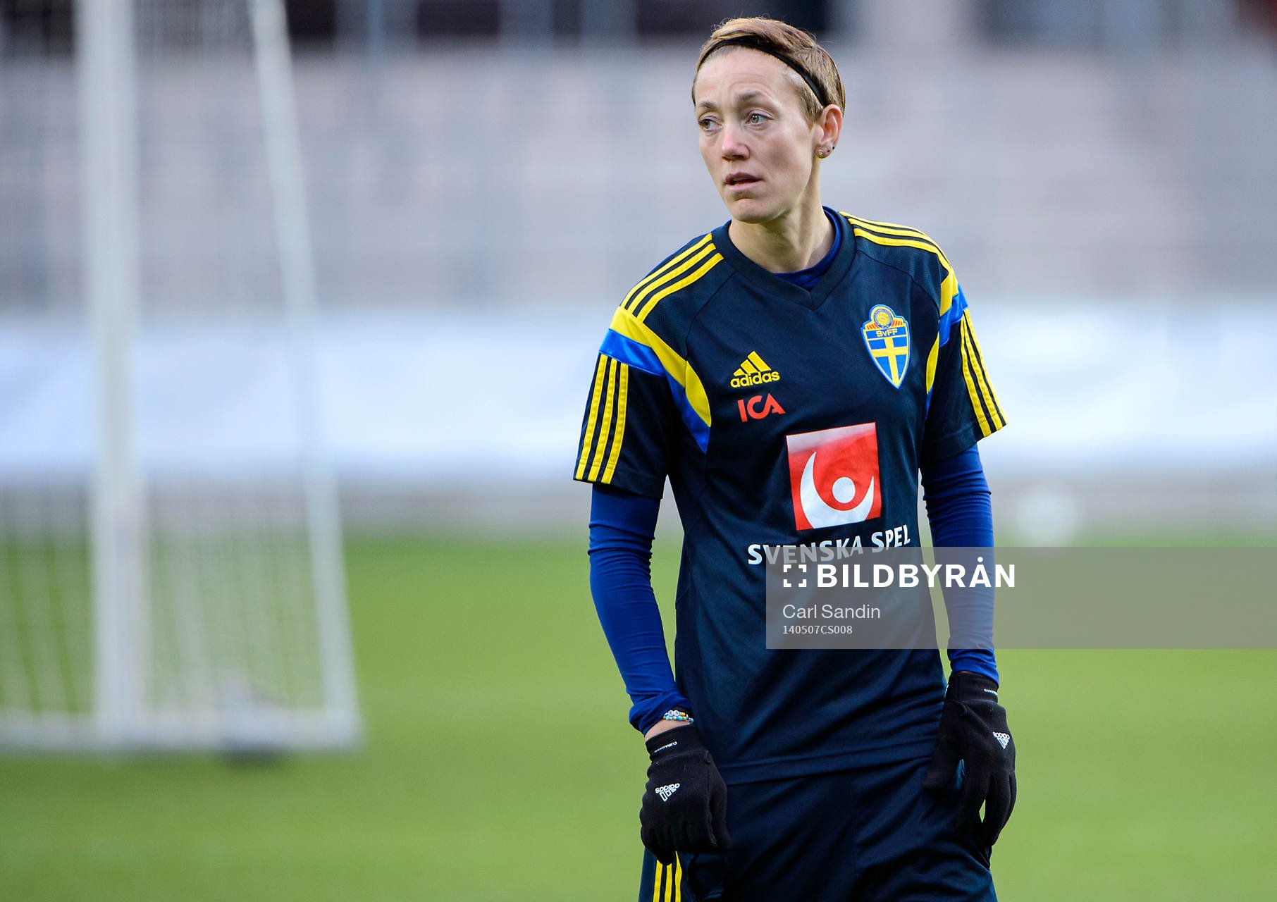 Sveriges Therese Sjögran under en träning inför VM-kvalmatchen mot Nordirland den 7 maj 2014 i Växjö.